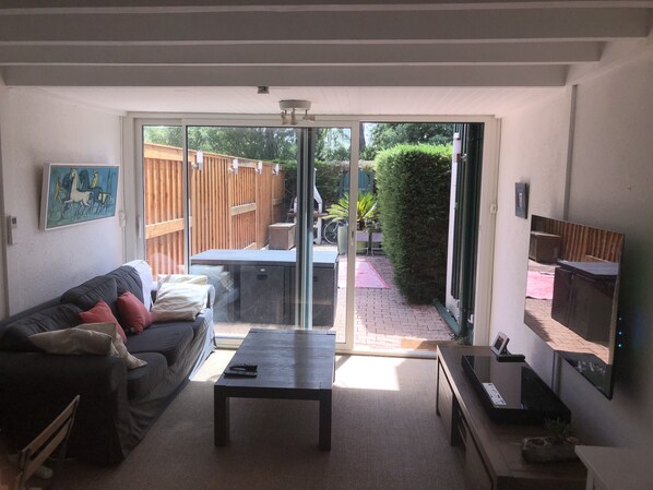 Televisión, reproductor de DVD y estéreo 