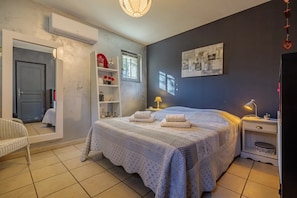 3 habitaciones, escritorio y tabla de planchar con plancha