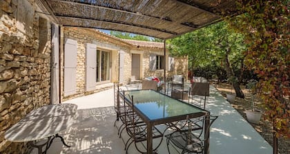 GORDES Villa et piscine privatives sur terrain clos et arboré