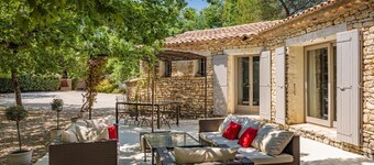 GORDES Private house and heated swimming pool on enclosed land planted with trees