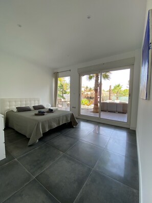 4 habitaciones, tabla de planchar con plancha y cuna de viaje 