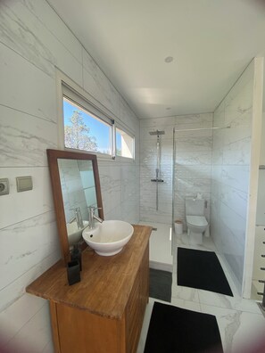 Combined shower/bathtub, hair dryer, towels, soap