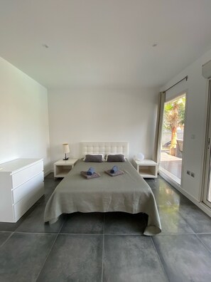 4 habitaciones, tabla de planchar con plancha y cuna de viaje 