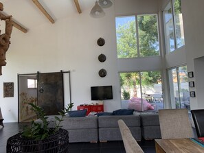 Fernseher, Bücher, Stereoanlage