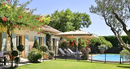 Private Heated pool - walking distance from Saint-Rémy-de-Provence