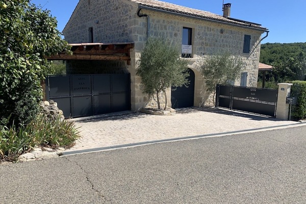 La maison avec ces portails