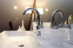 Bathtub, bidet, towels