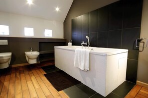 Bathtub, bidet, towels
