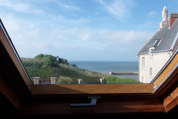 Treppenabsatz mit Schreibtisch und Meerblick