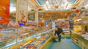Eine Bäckerei mit einer Auswahl an Backwaren.