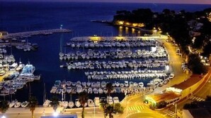 A marina with numerous boats docked, a road with a roundabout, and a coastal view. - FRONT DE MER, 50 m² LUXUEUX, 4 Personnes, Beach at 50m, TERRACE of 80m², 3 beds (Carry-Le-Rouet)
