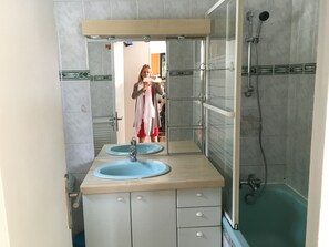 ヘアドライヤー、石鹸、シャンプー、トイレットペーパー