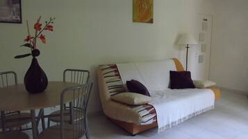 Fernseher, DVD-Player, BĂŒcher, Videothek