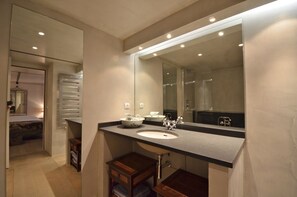 Tina, secadora de cabello, toallas 