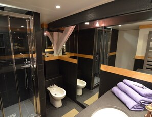 Badewanne, Haartrockner, Handtücher