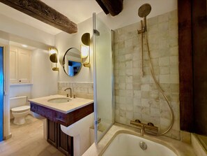 Combined shower/bathtub, hair dryer, towels, soap