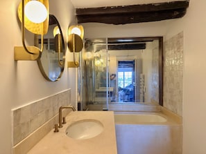 Ensemble douche/baignoire, sèche-cheveux, serviettes fournies, savon