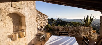 House of character in the heart of a medieval village, Tourrettes sur Loup