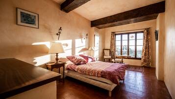 3 slaapkamers, een strijkplank/strijkijzer, gratis wifi, beddengoed