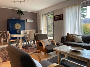 TV, DVD player, books - Bright and comfortable house in a quiet area in a wooded park near the beaches. (Plouharnel)