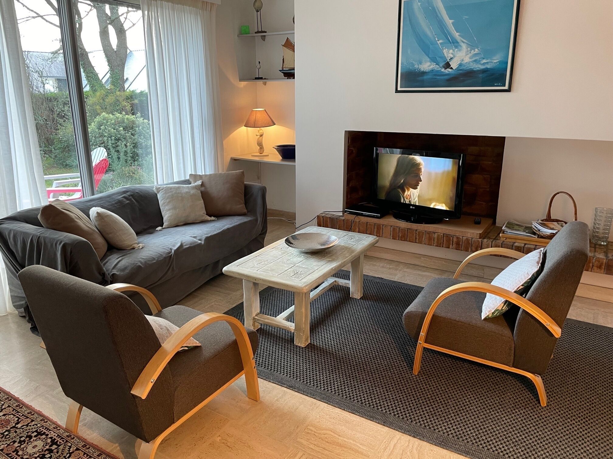 Televisie, een dvd-speler en boeken