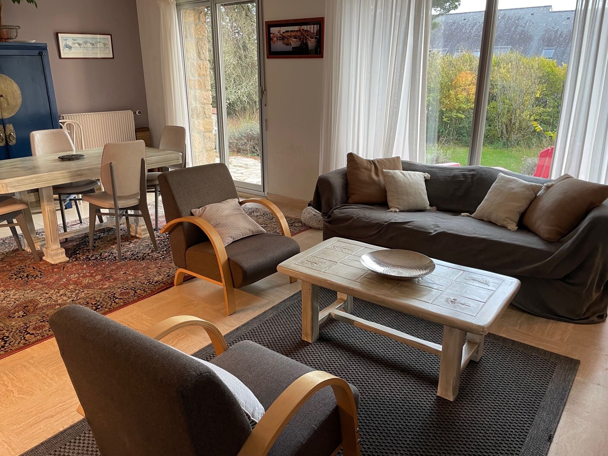 Televisie, een dvd-speler en boeken