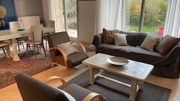 Televisie, een dvd-speler en boeken