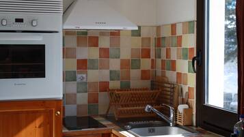 Een koelkast, een microgolfoven, een oven, een kookplaat