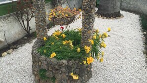 A stone structure with yellow flowers and a gravel path. - Townhouse ,, 3 + 1 bedrooms, 2. 5 bathrooms, air conditioning, wifi PRICE REDUCED (Fréjus)