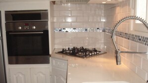 A kitchen with a stainless steel sink, a gas stove, and a built-in oven. - Townhouse ,, 3 + 1 bedrooms, 2. 5 bathrooms, air conditioning, wifi PRICE REDUCED (Fréjus)