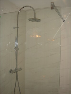 Ensemble douche/baignoire, sèche-cheveux, serviettes fournies, savon