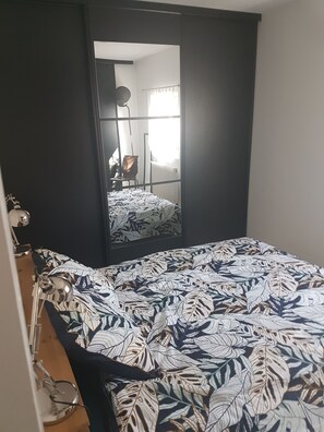 4 quartos, ferros/tábuas de passar roupa, berço de viagem