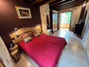 3 habitaciones, escritorio y tabla de planchar con plancha 