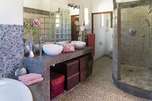Combined shower/tub, hair dryer, towels, soap