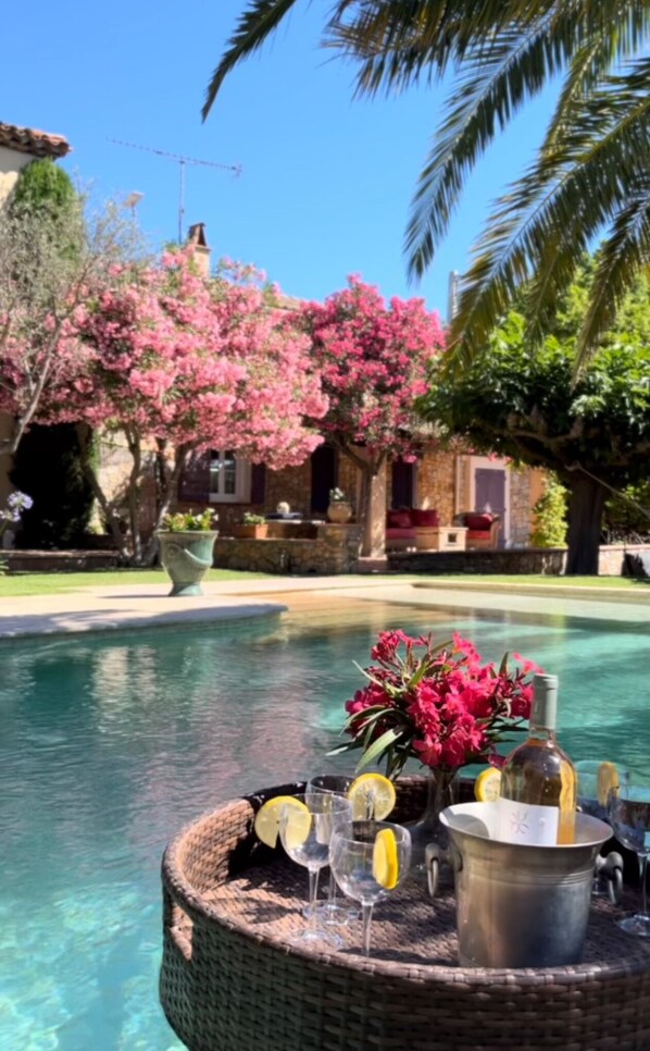 Piscina a l'aire lliure i piscina climatitzada