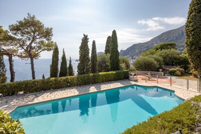 SUPERB APARTMENT WITH POOL AND MAGNIFICENT VIEW ON MONACO