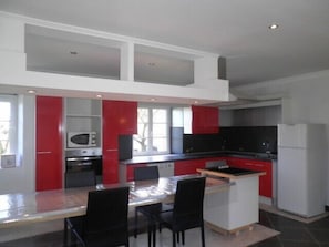 Fridge, microwave, oven, stovetop - Spacious cottage + garden, parking nearby. landing beach / port  (Carentan Les Marais)