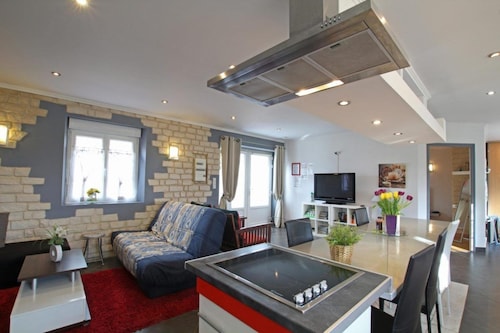 Spacious cottage + garden, parking nearby. landing beach / port 