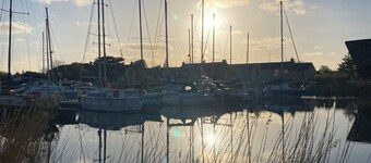 Spacious cottage + garden, parking nearby. landing beach / port 