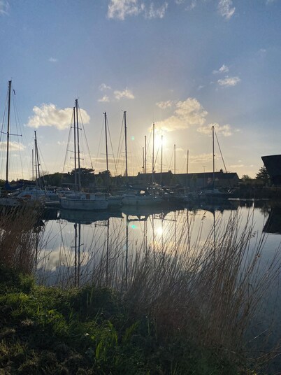 Spacious cottage + garden, parking nearby. landing beach / port 