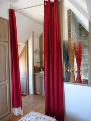 Shower, hair dryer, towels - "Charming troglodyte house near Sarlat (Vitrac)