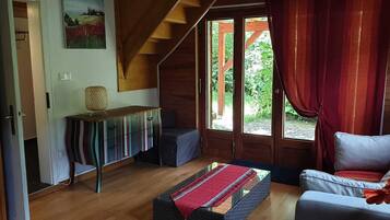Smart TV, fireplace, DVD player, music library