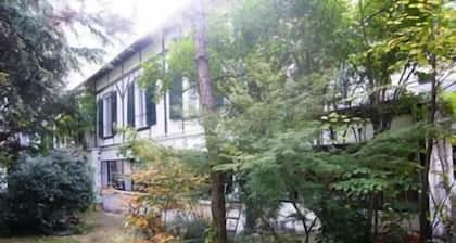 UNE MAISON DANS UN JARDIN A PARIS