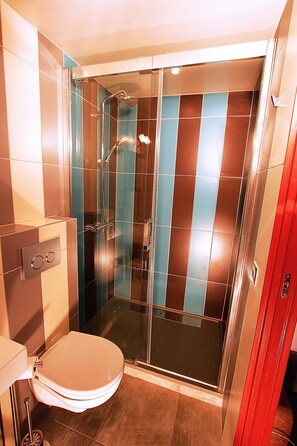 Dusche, Haartrockner, Handtücher, Seife