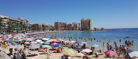 Ubicación cercana a la playa, tumbonas y toallas de playa