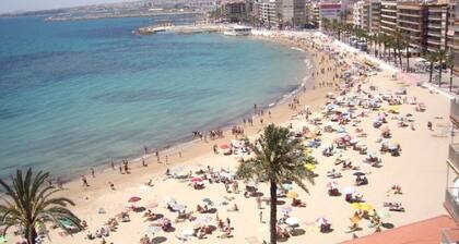 Cozy bungalow, 2 min walk from the beach. Wi-Fi