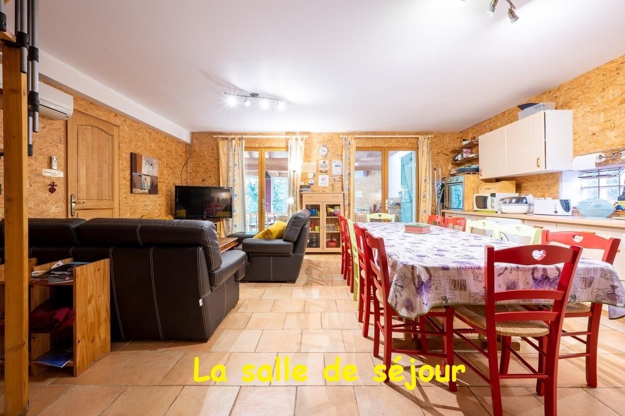 Smart-tv, een open haard, een dvd-speler en tafelvoetbal