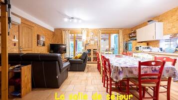 Smart TV, fireplace, DVD player, table football