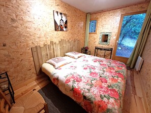 6 bedrooms, iron/ironing board, free WiFi, bed sheets