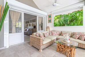 تلفزيون ذكي، مشغل دي في دي، كُتُب، مكتبة موسيقى